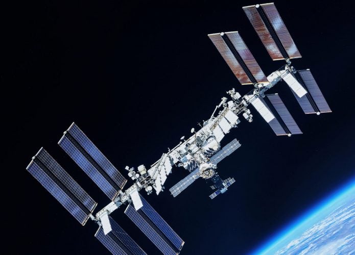 estacao-espacial-internacional-scaled-e1729960102754-695x500