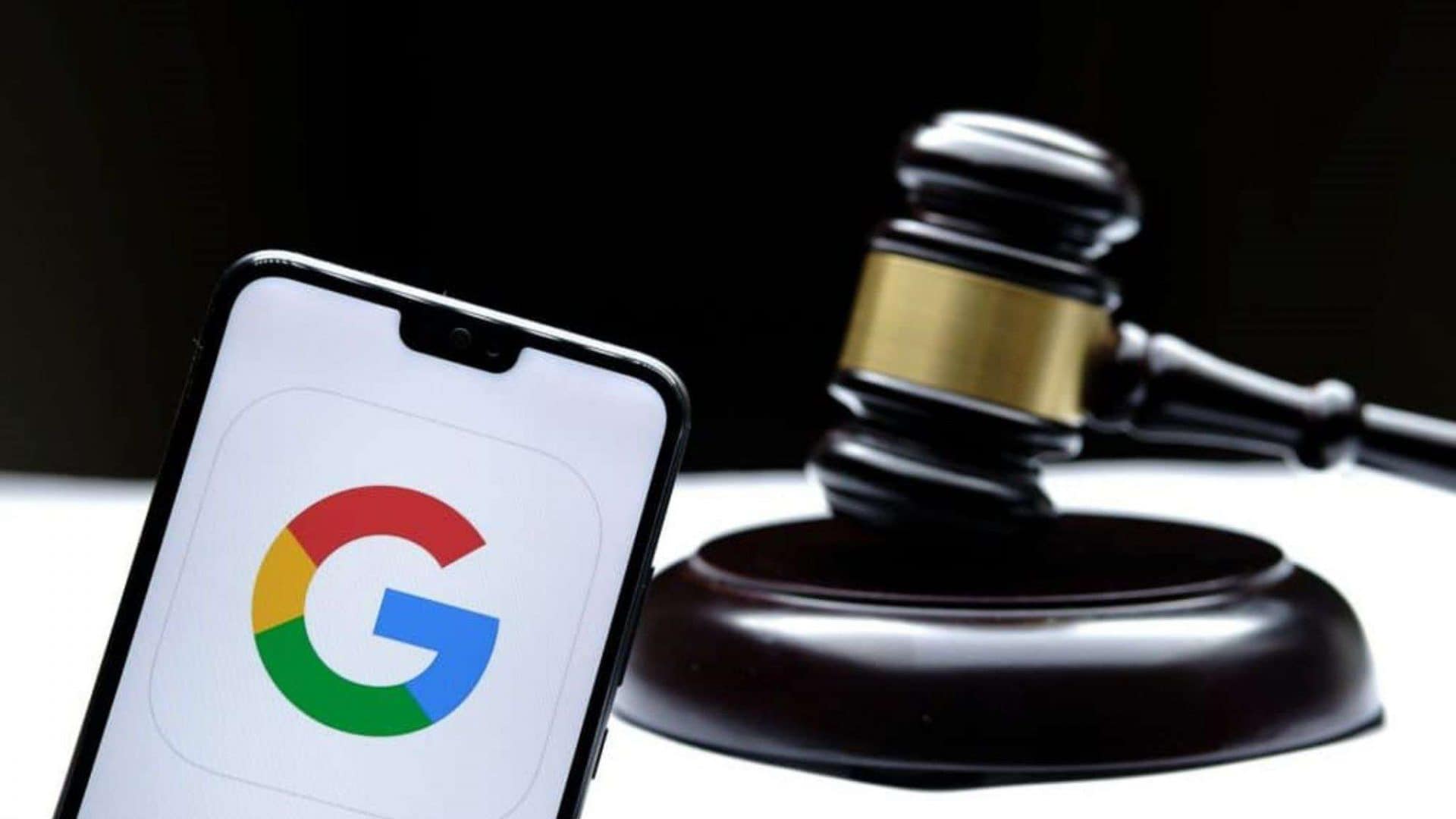 Logo do Google em um smartphone ao lado de um martelo de juiz