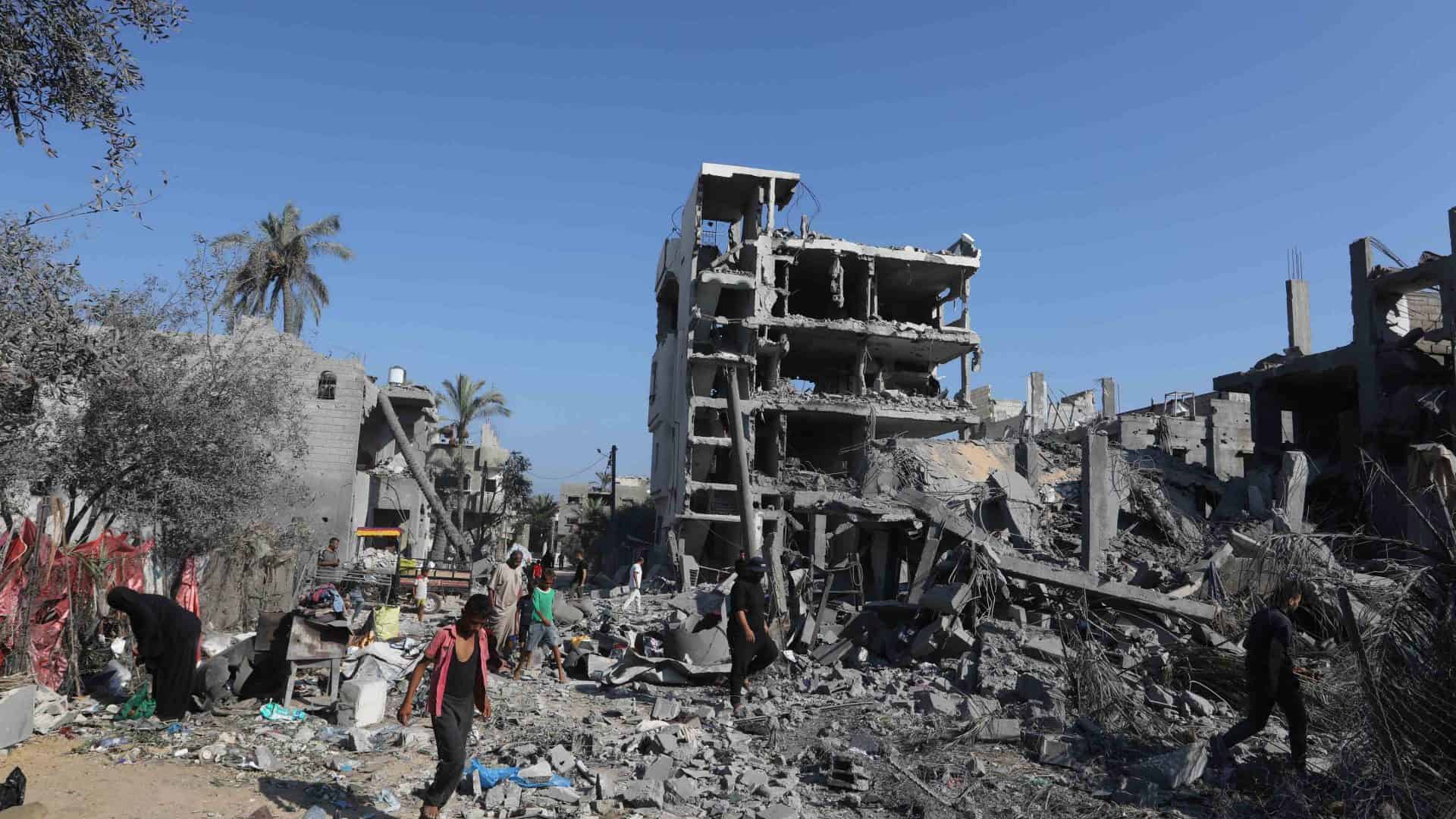 Palestinos inspecionam suas casas destruídas, após um ataque aéreo israelense, em meio a intensos combates entre Israel e o Hamas, no centro da Faixa de Gaza, em 7 de agosto de 2024.