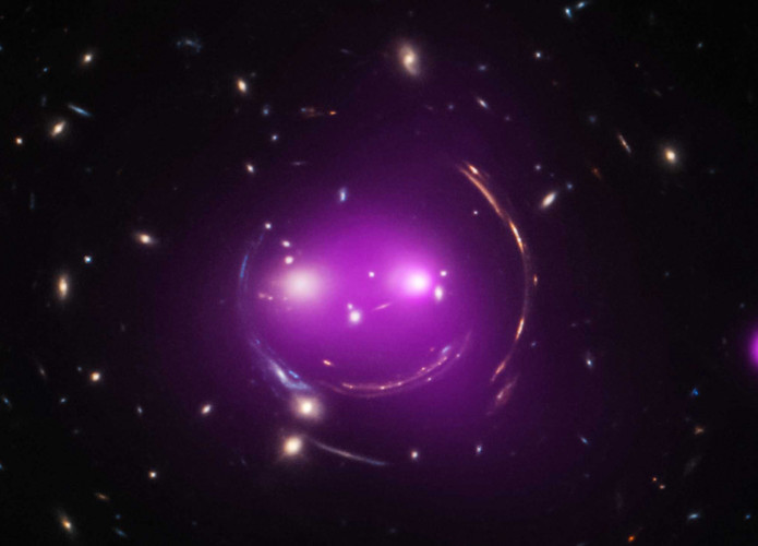 lente-gravitacional-scaled-e1768225023556-695x500