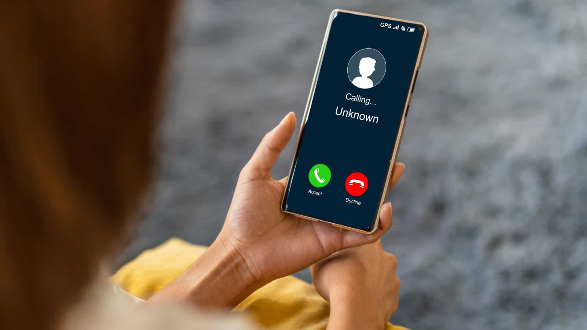 Pessoa segurando um celular realizando uma chamada