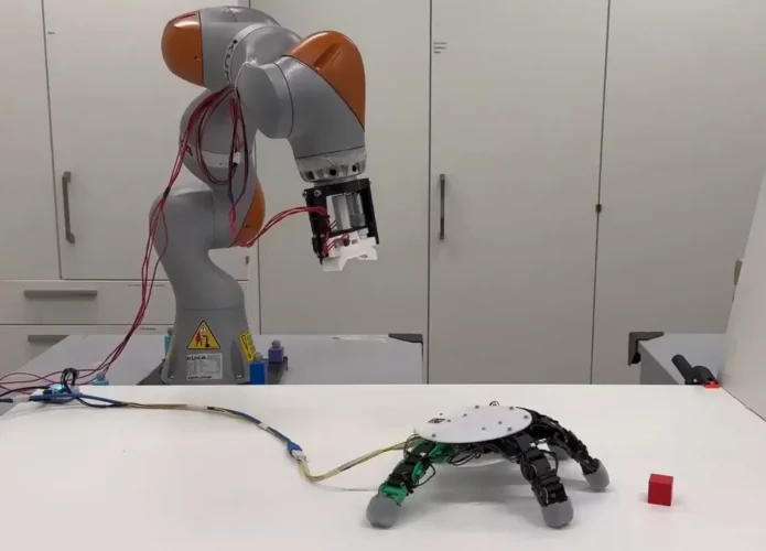 Este novo braço robótico solta a mão para agarrar objetos