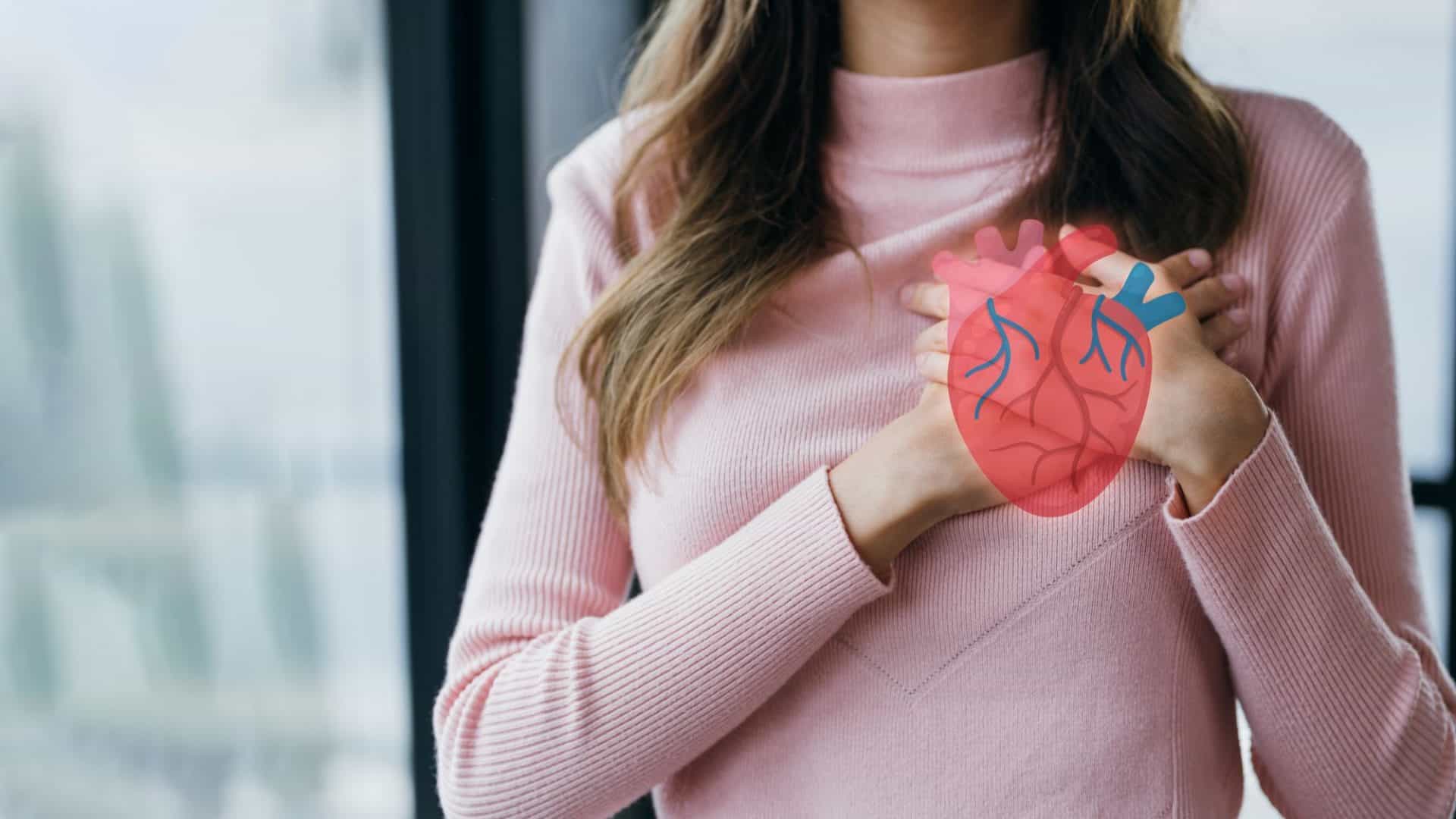 Mulher com as mãos na região do coração