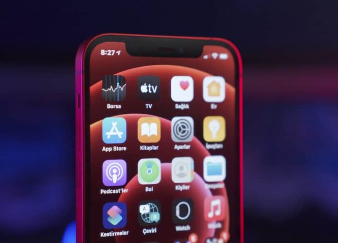 iPhone 12. Imagem: Onur Binay/Unsplash