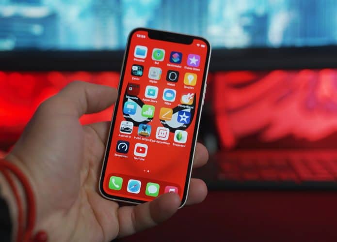iPhone 12. Imagem: Onur Binay/Unsplash