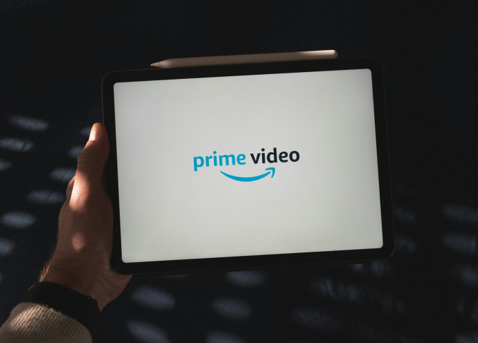 imagem mostra o aplicativo prime video rodando em um tablet