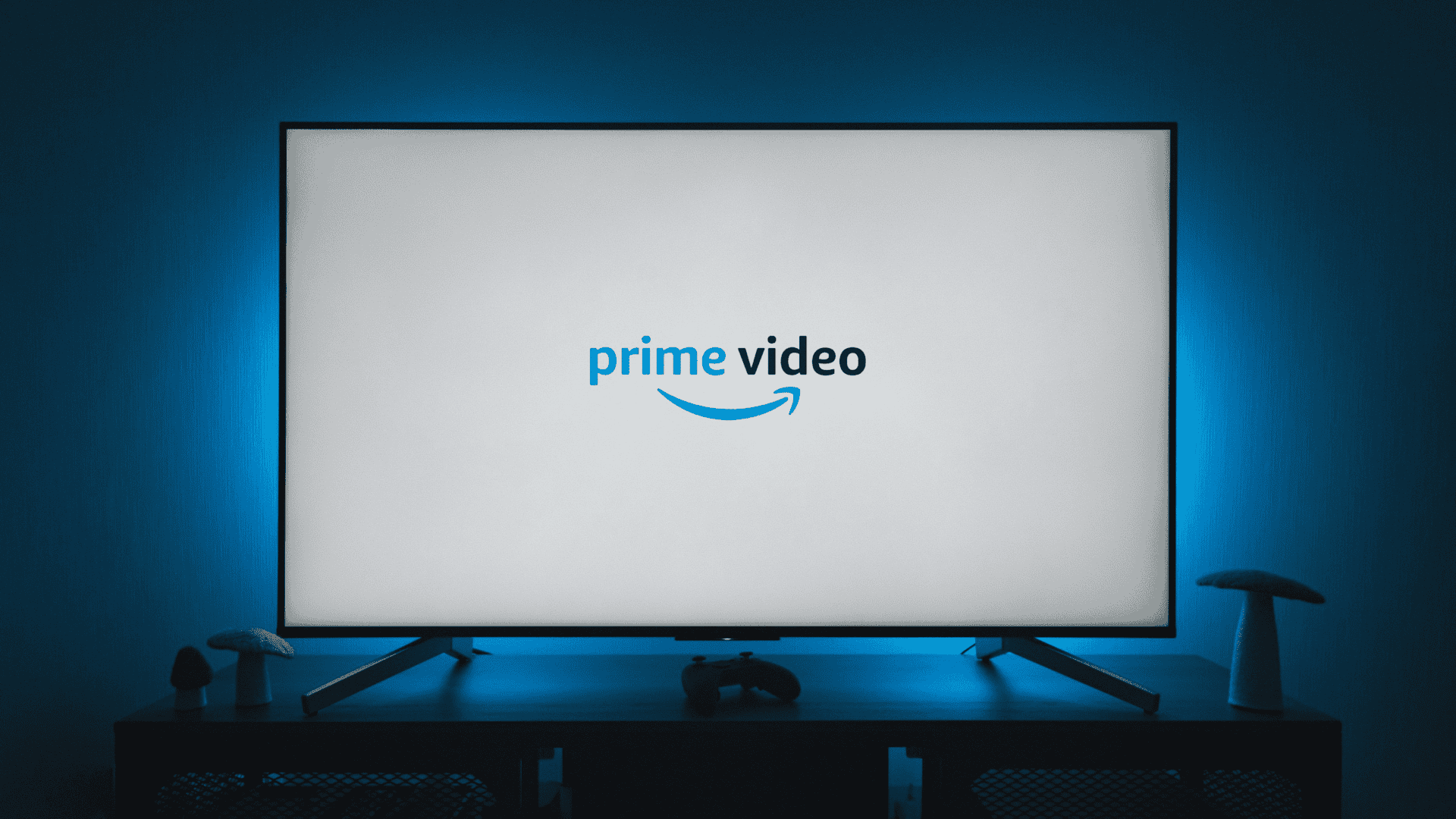televisão em uma sala de estar exibindo o prime video