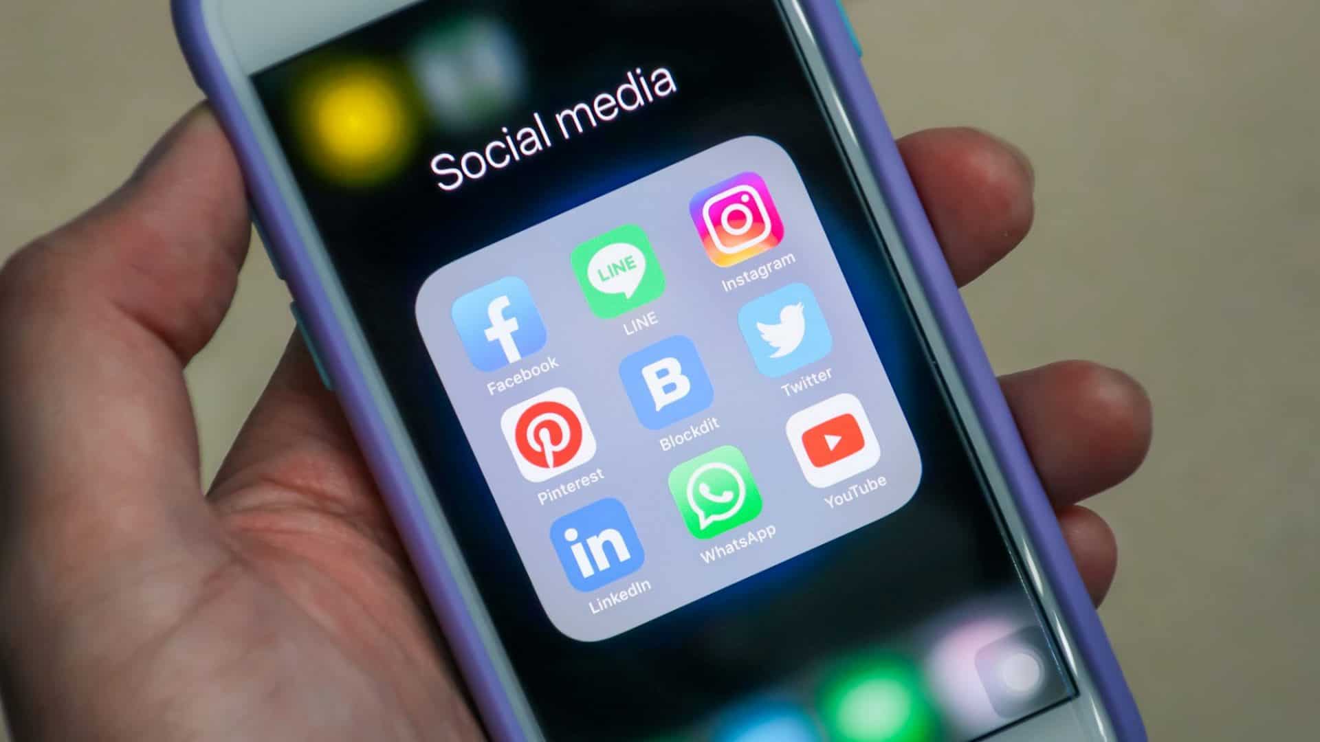 Pasta em iPhone com apps de várias redes sociais