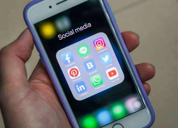 Pasta em iPhone com apps de várias redes sociais