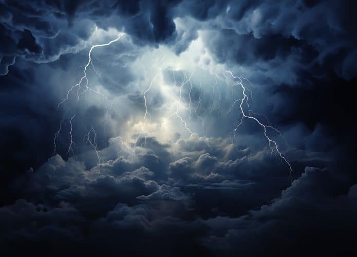 Chuvas com raios e nuvens escuras