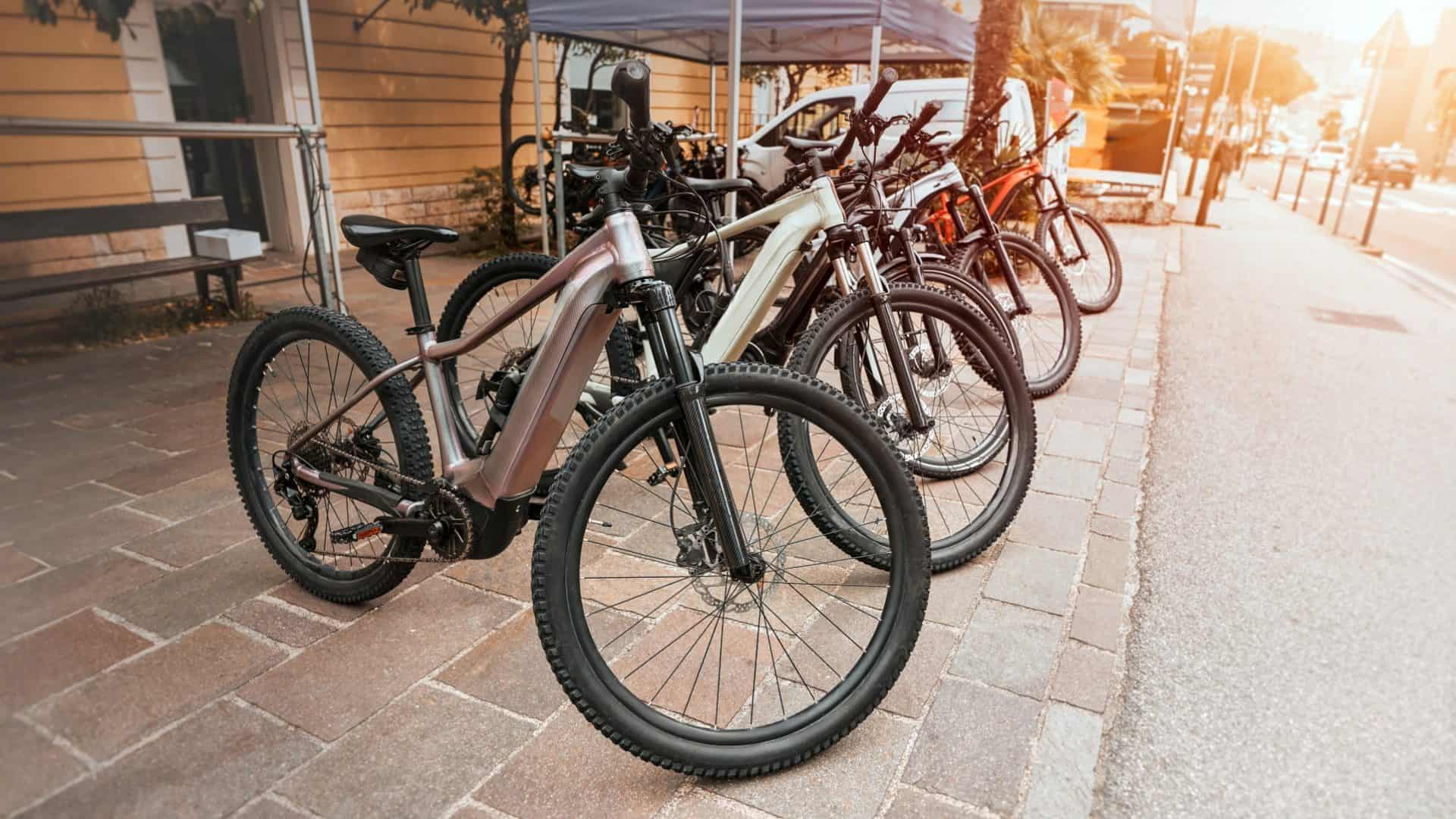 Bicicletas elétricas estacionadas em uma rua