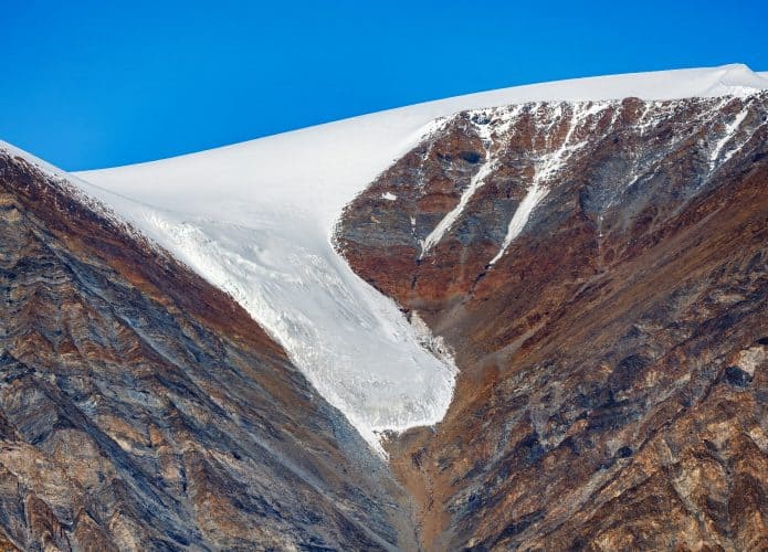 imagem de uma geleira na montanha