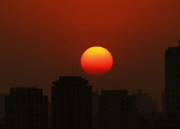 Pôr do sol alaranjado em São Paulo por conta de queimadas