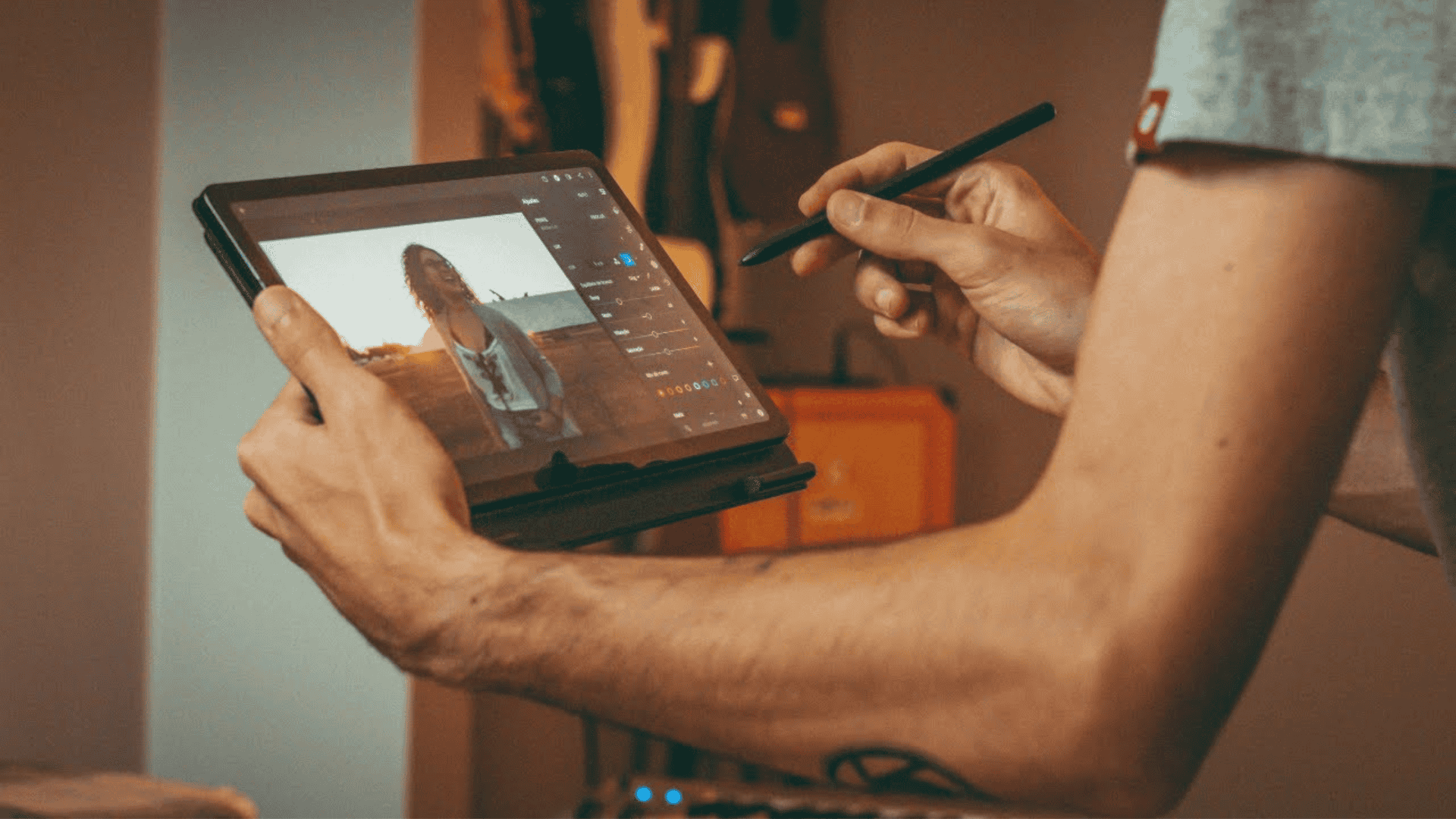imagem mostra homem editando uma foto no tablet com uma caneta
