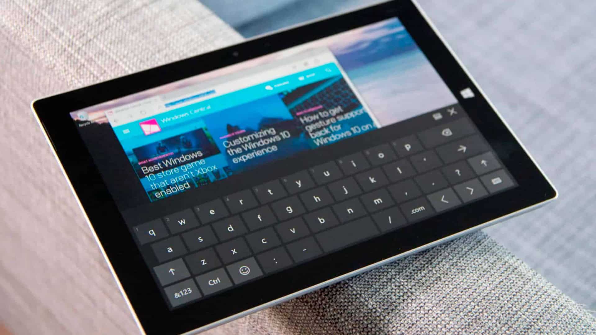 imagem mostra um tablet ligado e um teclado virtual que ocupa metade da tela