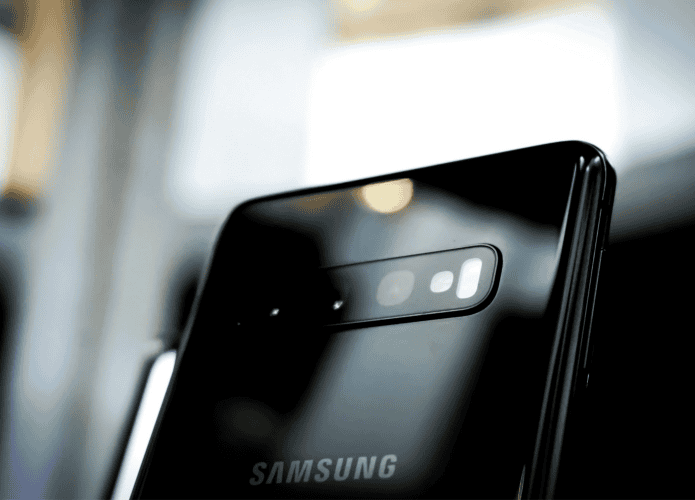 imagem mostra a traseira preta de um celular samsung, dando ênfase nas câmeras