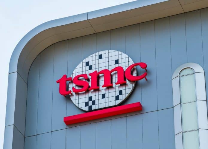 Logo da TSMC na fachada de um prédio