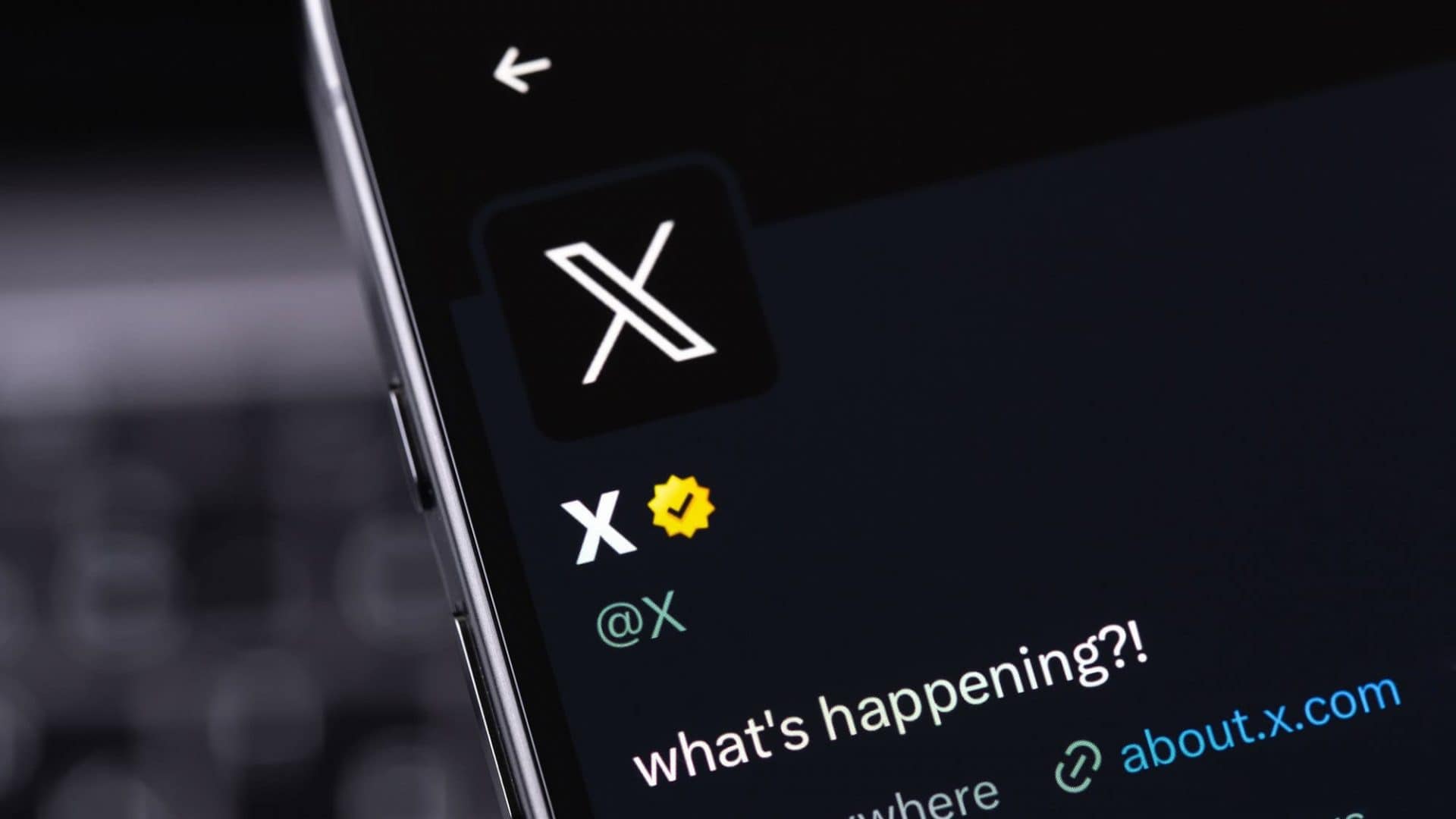 Página do X na plataforma sendo mostrada em um smartphone