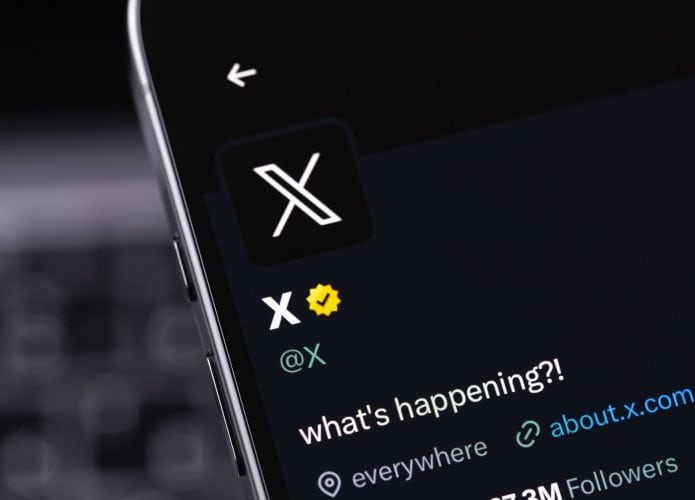 Página do X na plataforma sendo mostrada em um smartphone