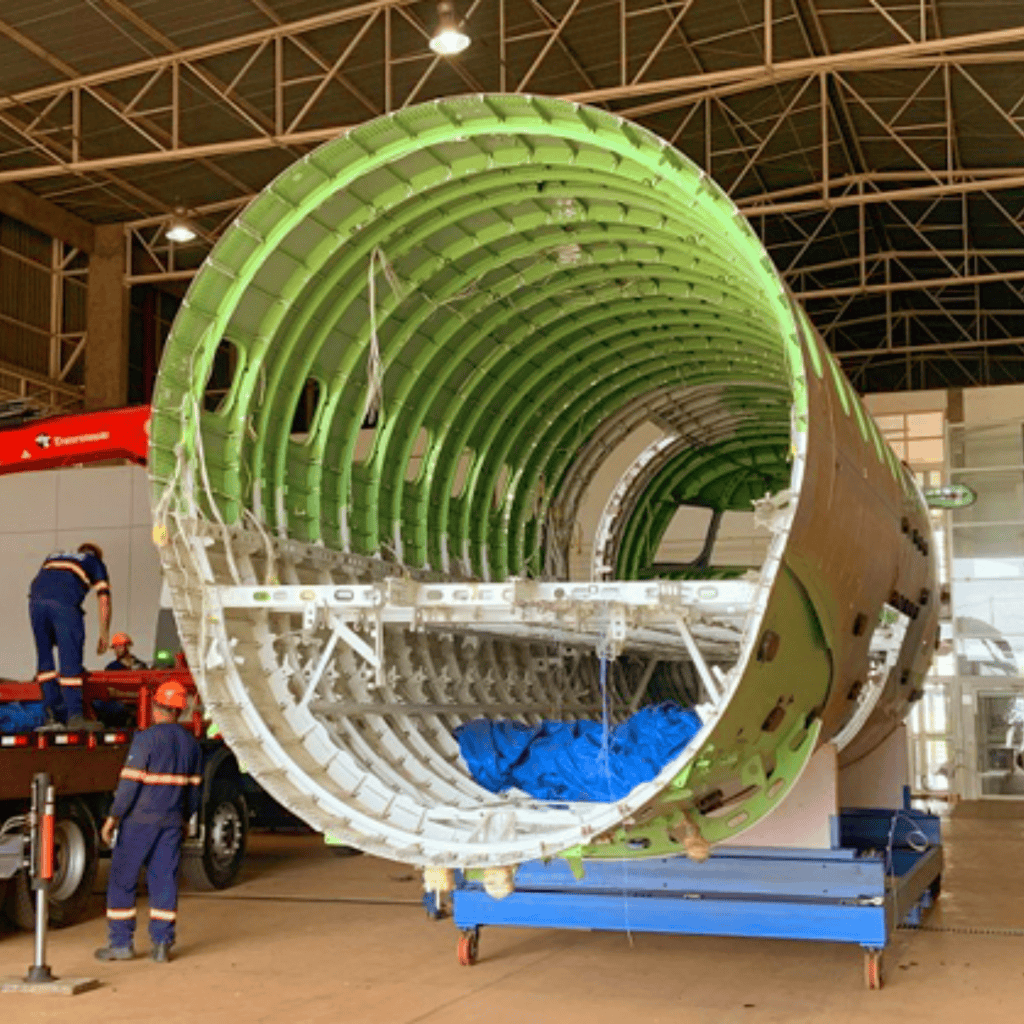 Avião da Embraer se transforma em sala de aula na USP - Olhar Digital