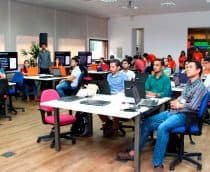 Turma durante aula oferecida no Samsung Ocean