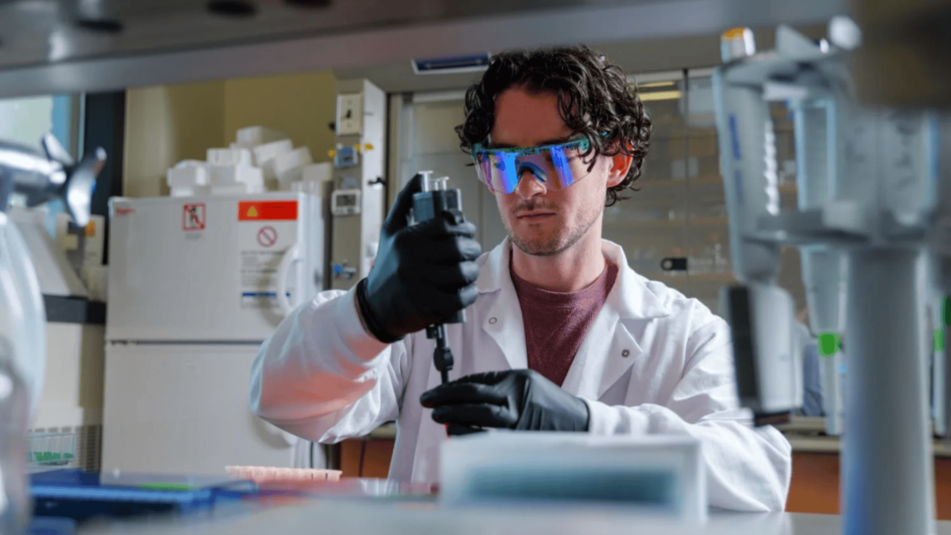 Cientista analisando amostra de sangue