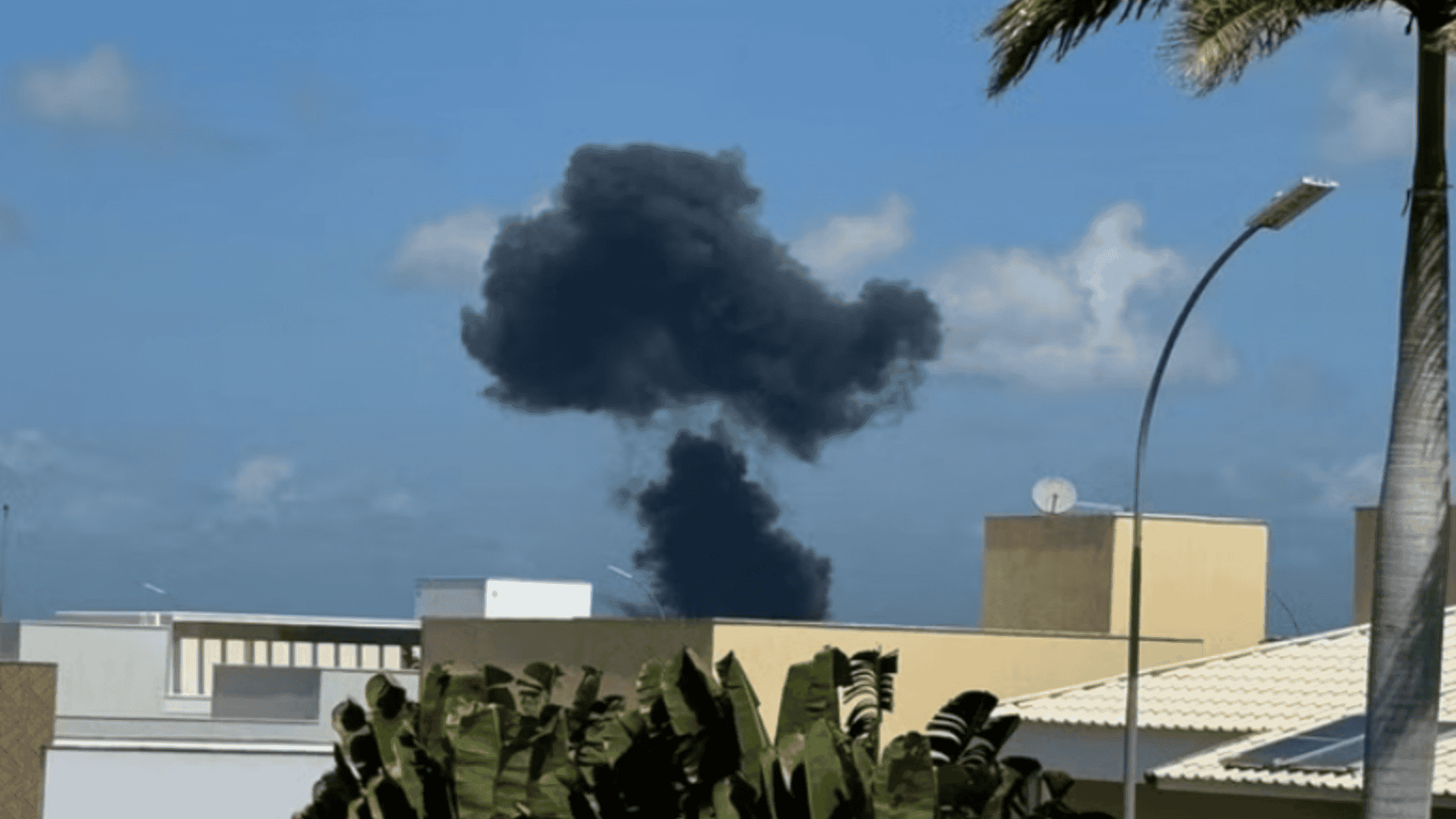 Fumaça preta no céu após queda do caça