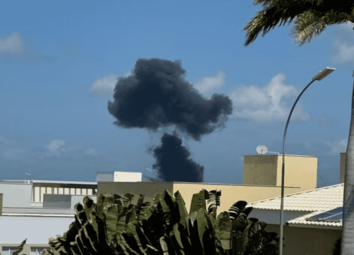 Fumaça preta no céu após queda do caça