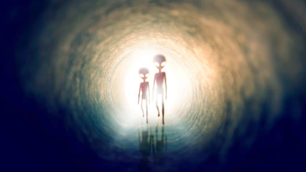 Ilustração de dois alienígenas contra a luz andando em túnel escuro