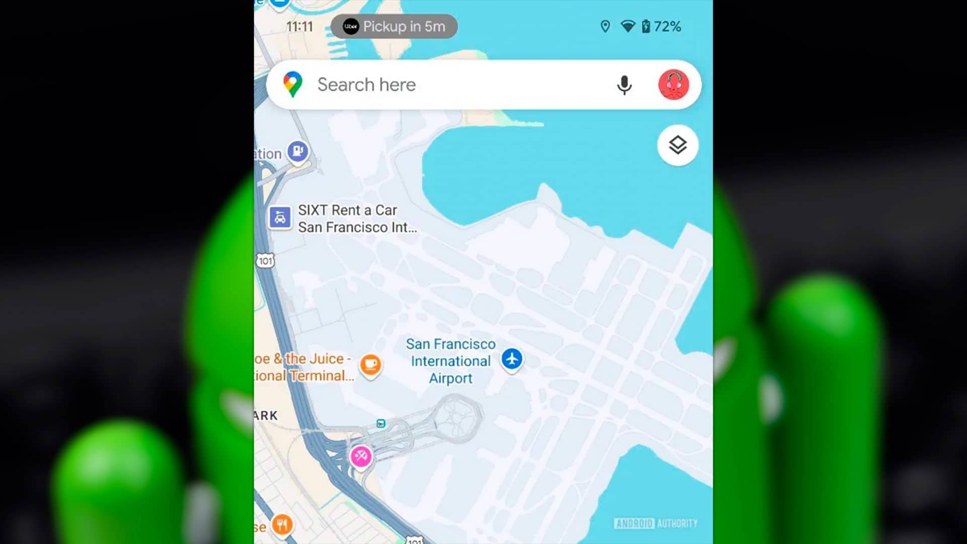 Montagem com ilustração de boneco do Android e captura de tela de Google Maps com novo tipo de notificação do Android na parte superior esquerda
