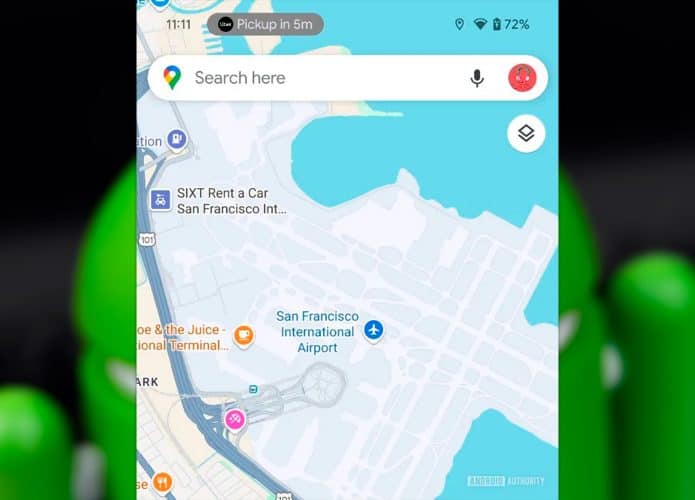 Montagem com ilustração de boneco do Android e captura de tela de Google Maps com novo tipo de notificação do Android na parte superior esquerda