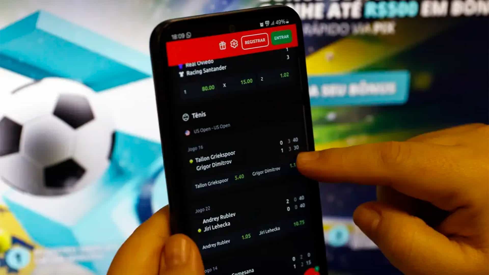 Pessoa usando uma das bets disponíveis no Brasil em celular