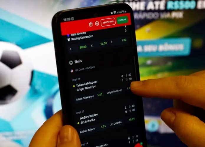 Pessoa usando uma das bets disponíveis no Brasil em celular
