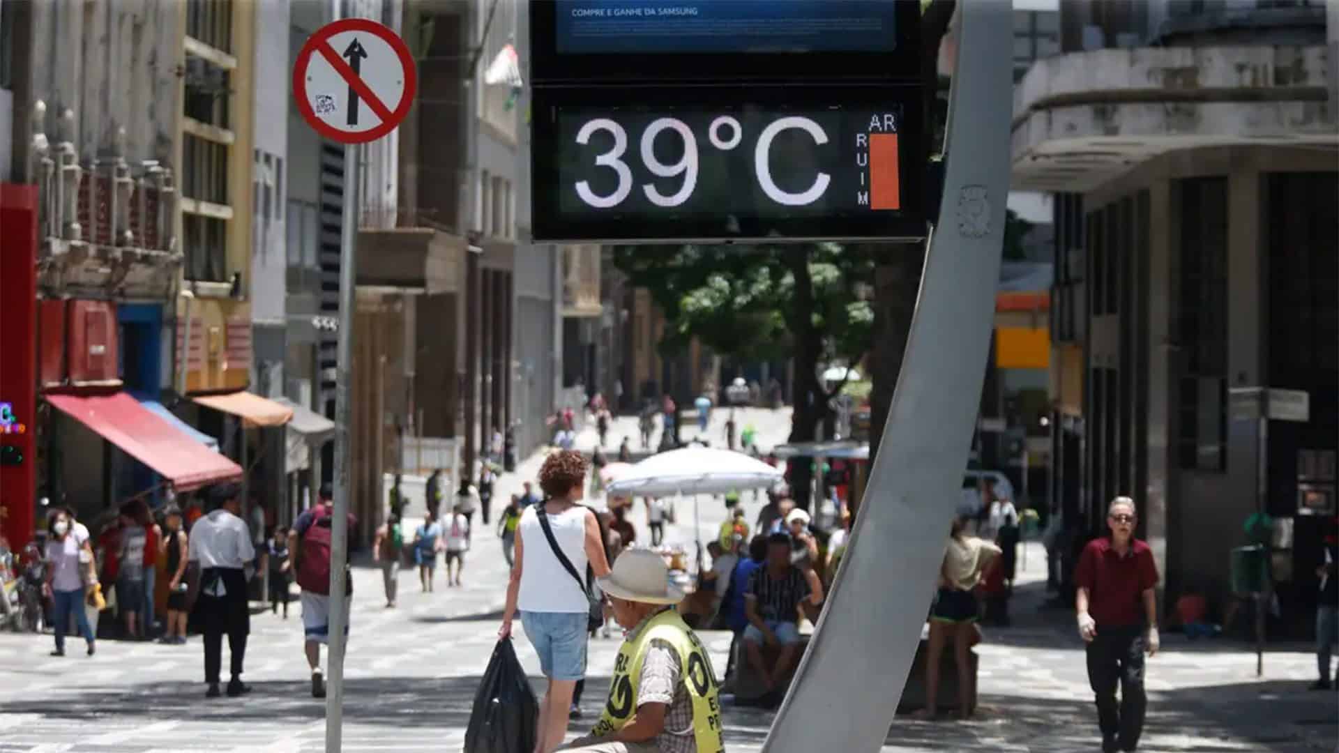Termômetro marcando 39ºC em dia quente numa cidade