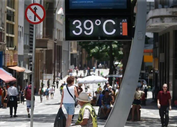 Termômetro marcando 39ºC em dia quente numa cidade