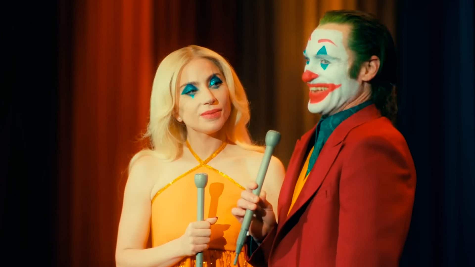 Lady Gaga e Joaquin Phoenix em cena de Coringa 2