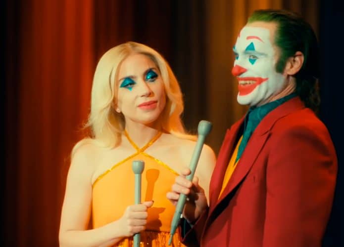 Lady Gaga e Joaquin Phoenix em cena de Coringa 2
