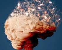 Ilustração de cérebro se desfazendo igual nuvem para representar neurodegeneração da Doença de Alzheimer