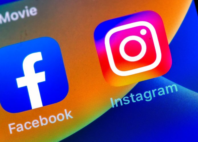 Ícones do Facebook e do Instagram na tela inicial de um iPhone