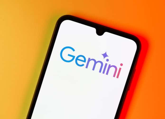Celular com logomarca do Gemini na tela na frente de fundo laranja com efeito degradê