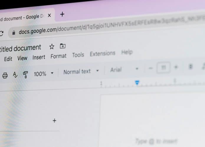 Foto de documento em branco aberto no Google Docs com menu de estrutura aberto