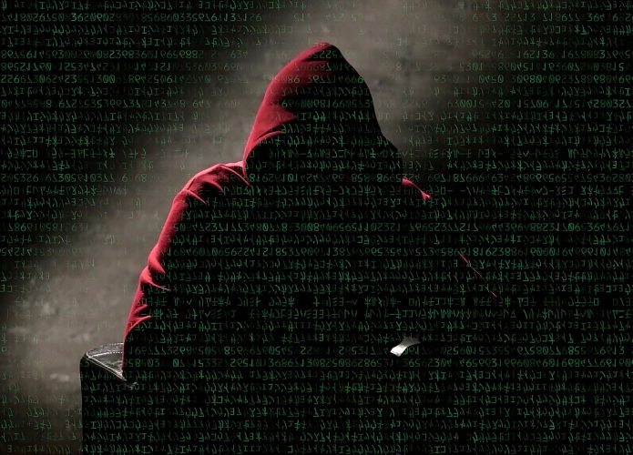 Ilustração de hacker usando moletom vermelho e sobreposto por linhas de programação com letrinhas verdes