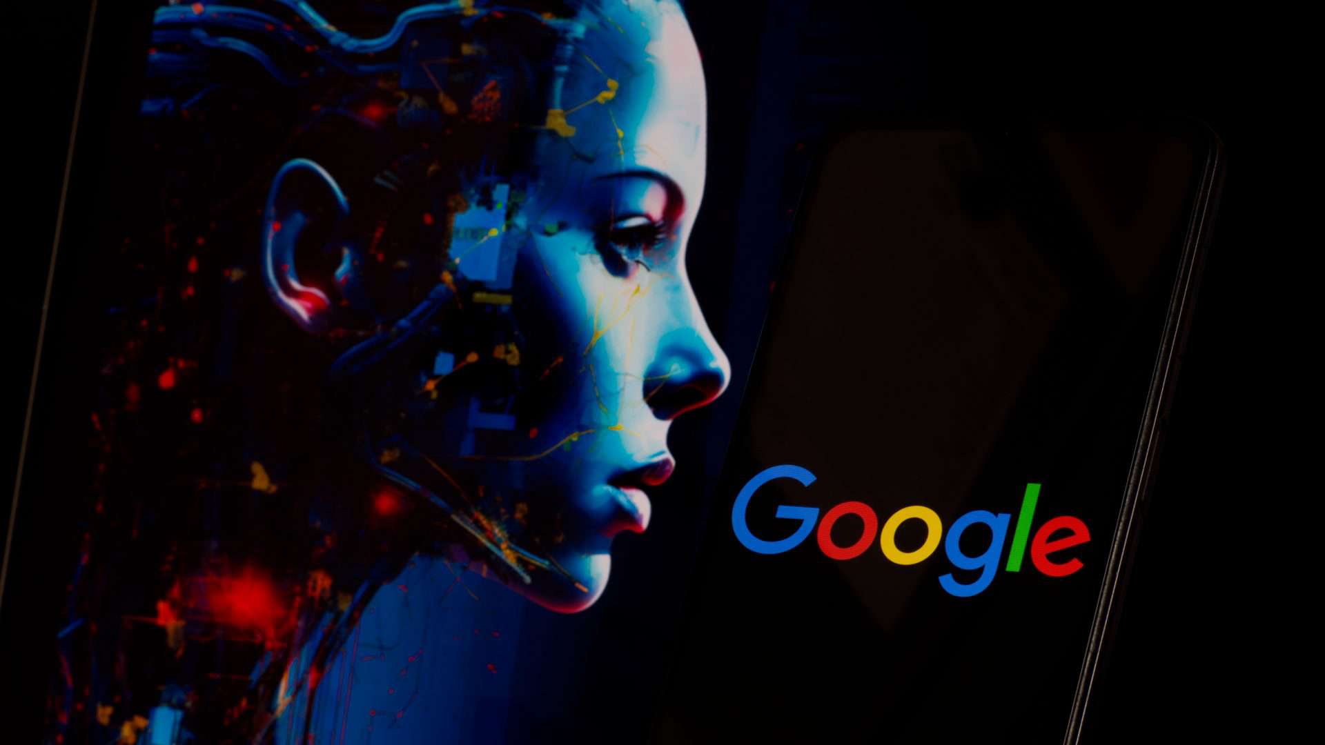 Celular com logomarca do Google na tela colocado na frente de ilustração de andróide com traços femininos