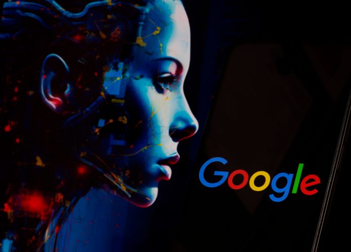 Celular com logomarca do Google na tela colocado na frente de ilustração de andróide com traços femininos