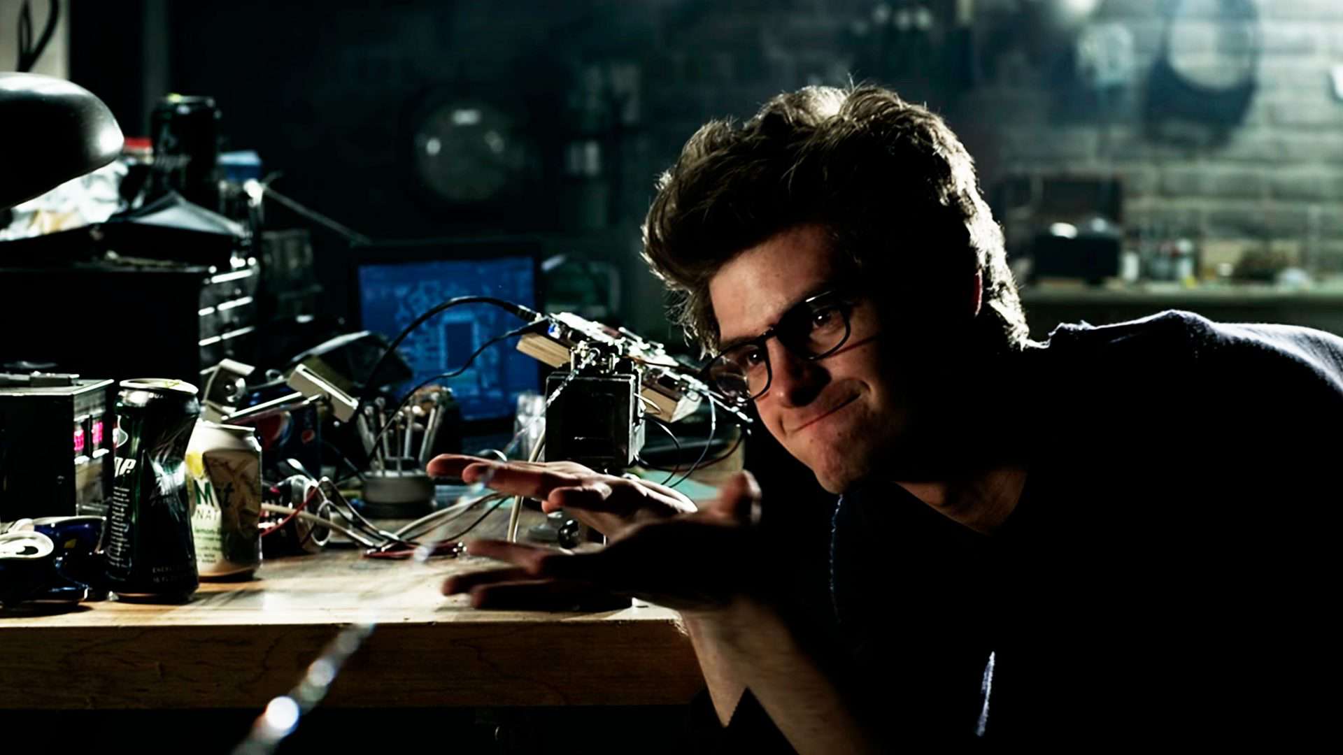 Cena do filme Espetacular Homem-Aranha na qual Peter Parker cria seu lançador de teia