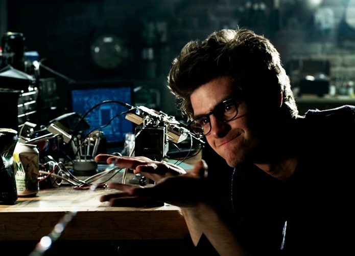 Cena do filme Espetacular Homem-Aranha na qual Peter Parker cria seu lançador de teia