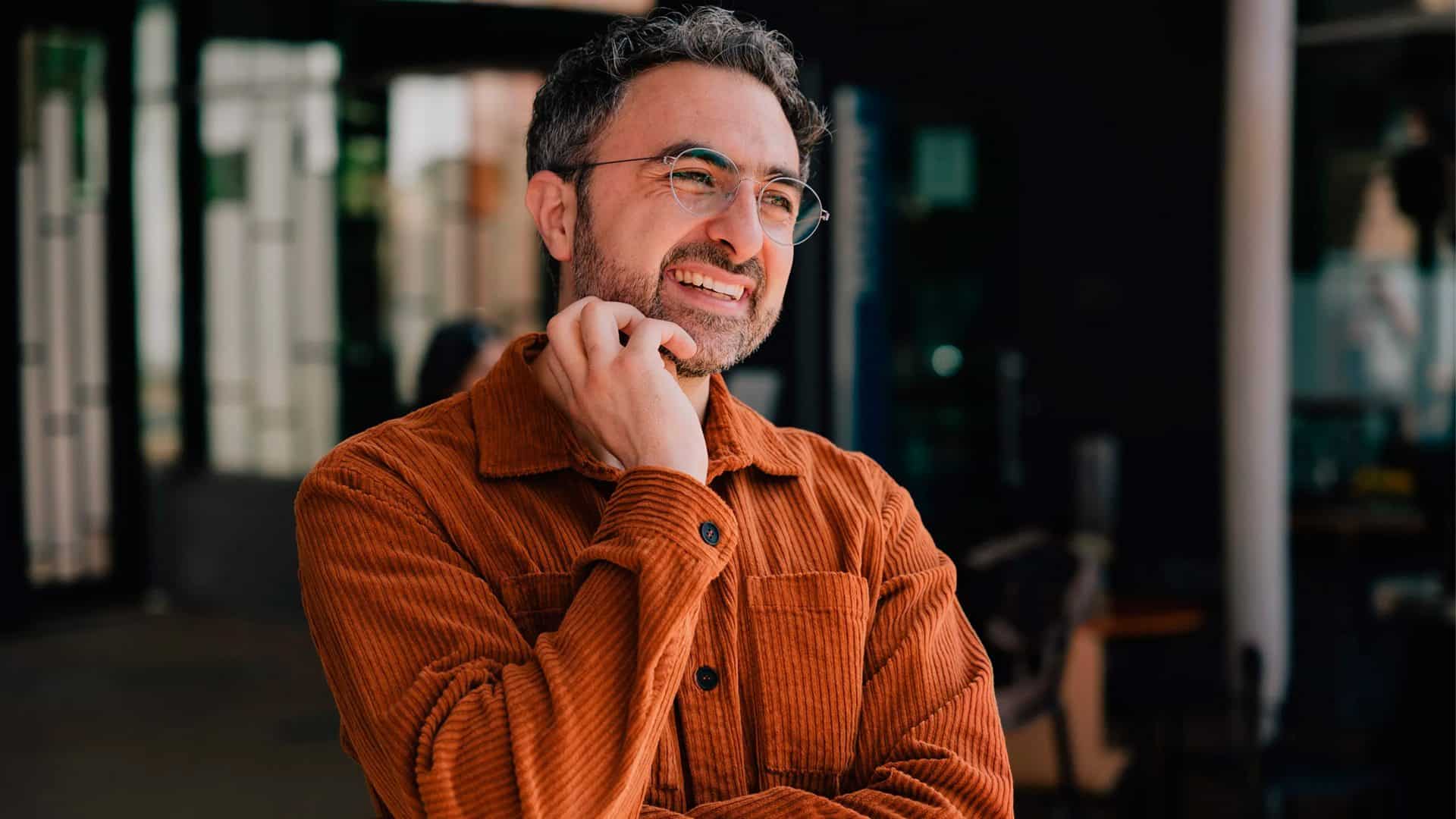 Foto estilo retrato de Mustafa Suleyman, CEO de IA da Microsoft