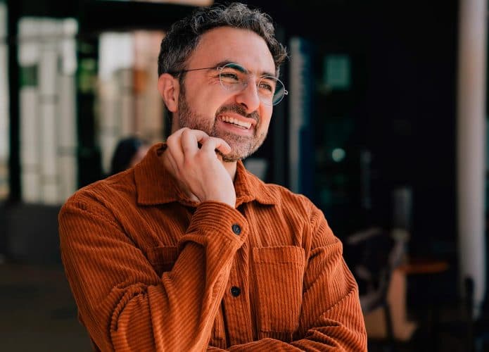 Foto estilo retrato de Mustafa Suleyman, CEO de IA da Microsoft