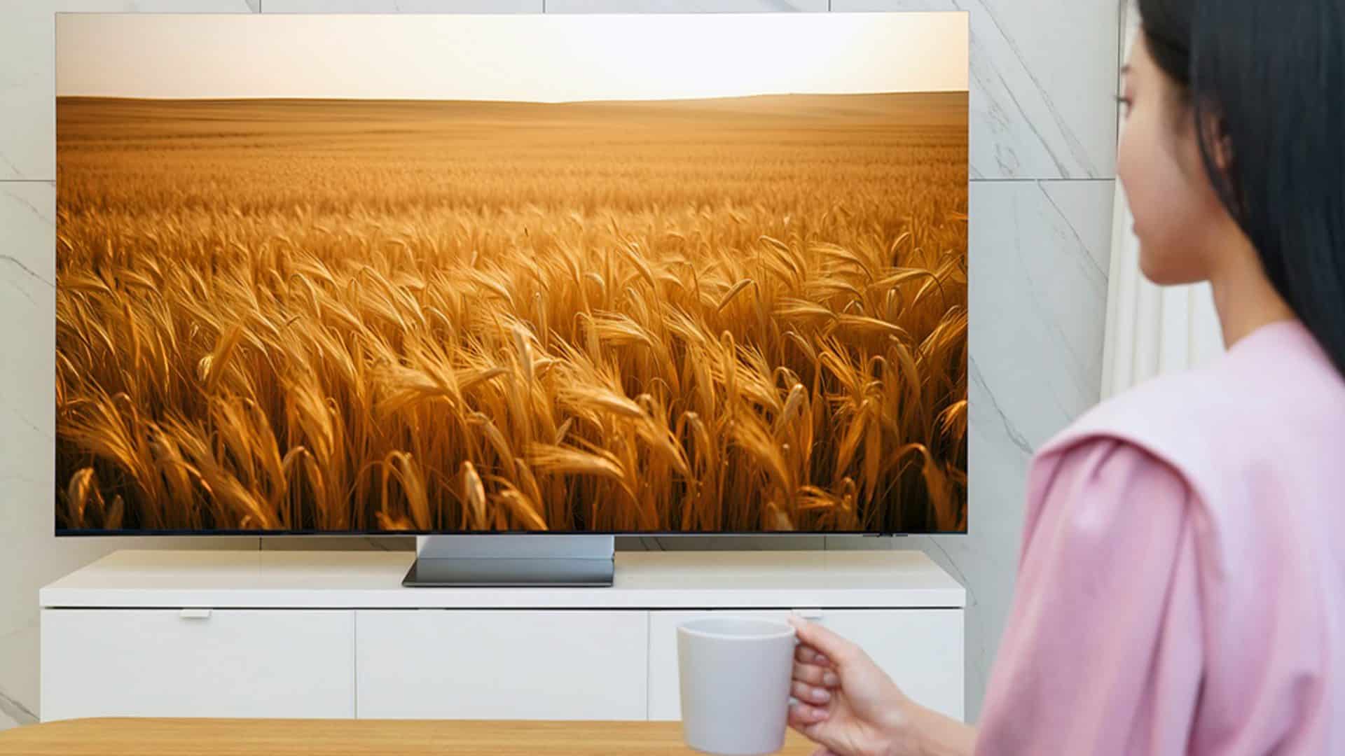 Mulher olhando para papel de parede criado com IA em TV da Samsung