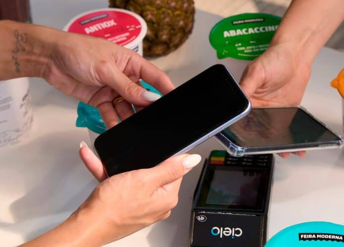 Pessoa aproximando celular de outro celular para ilustrar funcionamento do Pix por Aproximação lançado pelo Banco do Brasil